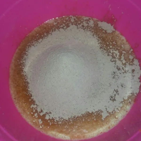 Masukkan terigu yang sudah di ayak pada adonan telur, aduk rata.