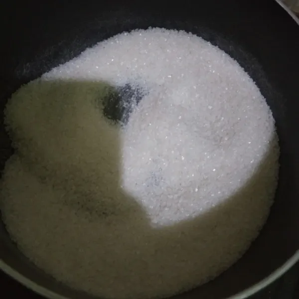 Dalam panci, campur bubuk agar-agar, gula pasir, dan garam. Aduk hingga tercampur rata.