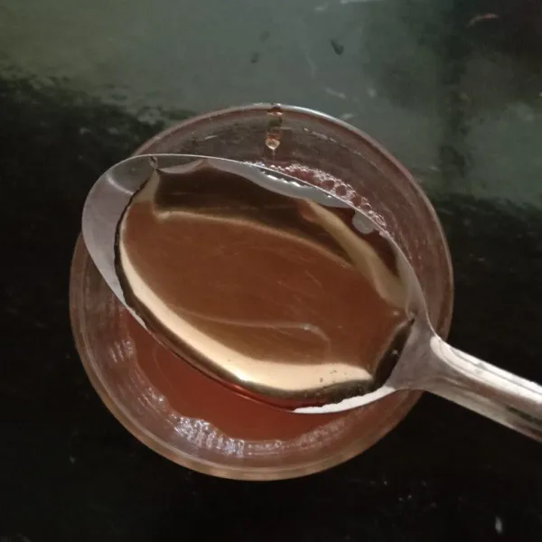 Ambil gelas kemudian wedang jahe ke dalam gelas sambil disaring lalu tambahkan madu secukupnya sesuai selera.