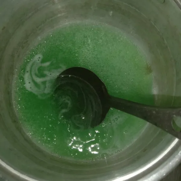 Masak agar-agar hijau, gula 50 gr, dan air 4 gelas. Masak hingga mendidih lalu cetak.