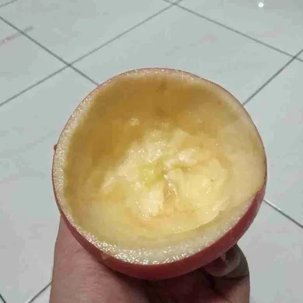 Potong apel bagian atas, keruk dagingnya.