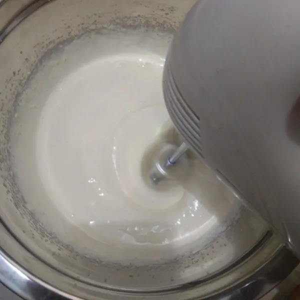 Mixer dengan kecepatan tinggi gula, telur, dan SP sampai mengembang.