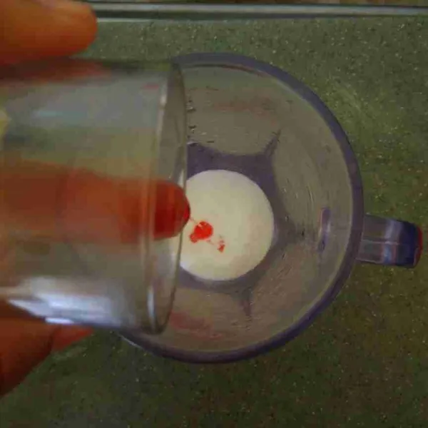 Dalam wadah, masukkan kental manis, santan bubuk, dan sirup cocopandan.