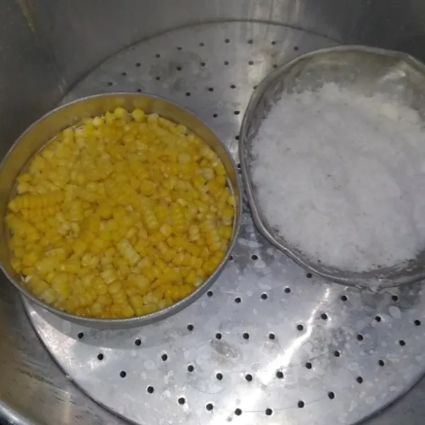 Kukus jagung dan kelapa parut yang sudah dicampur dengan garam, kukus selama 10 menit.