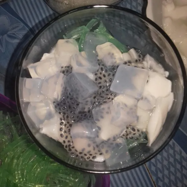 Tambahkan nata de coco dan selasih.