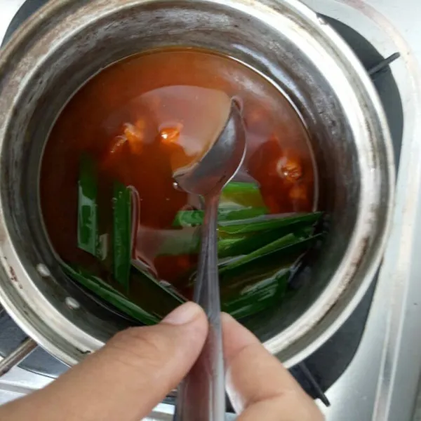 Rebus hingga mendidih dan gula larut.