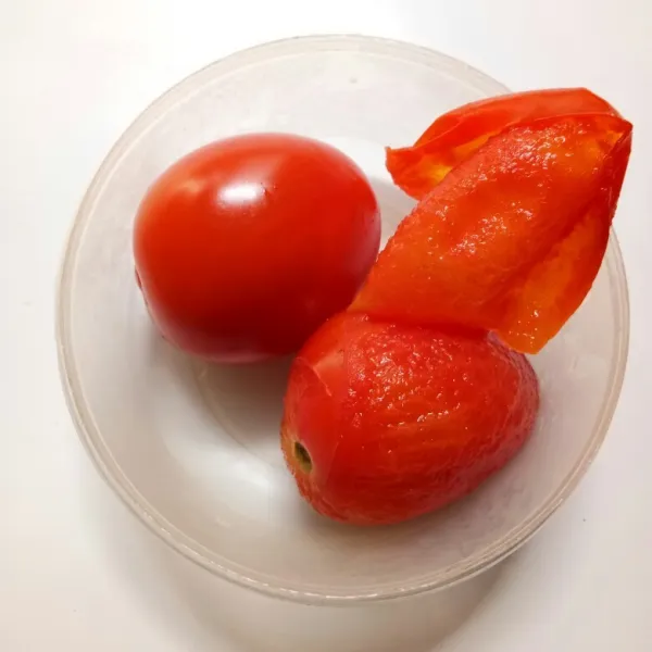 Kemudian angkat tomat, buang kulitnya.