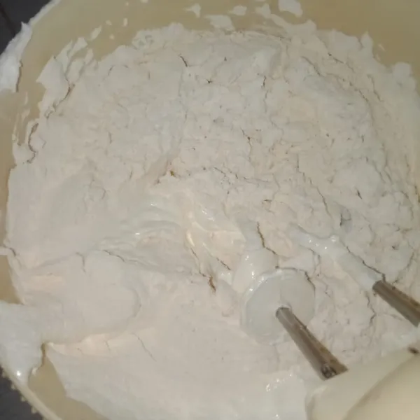 Tambahkan tepung dan baking powder, mixer kembali dengan kecepatan rendah hingga rata.
