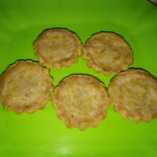 Penyajian: tuang filling mangga ke dalam kulit pie yang sudah matang dan sudah dibersihkan dari beras, kemudian simpan dalam kulkas beberapa saat, sajikan dingin lebih nikmat.