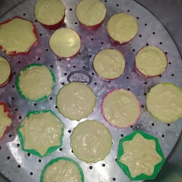 Masukkan adonan kemudian kukus selama 20 menit. Sajikan saat matang.