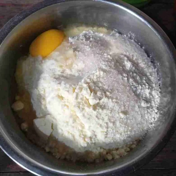 Campur tepung terigu, gula pasir, 1 butir telur, dan susu bubuk dalam satu wadah.