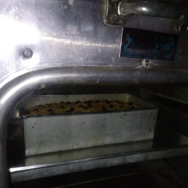 Panggang cake sampai matang, panas oven sesuaikan oven masing-masing, oven dipanaskan sebelumnya.
