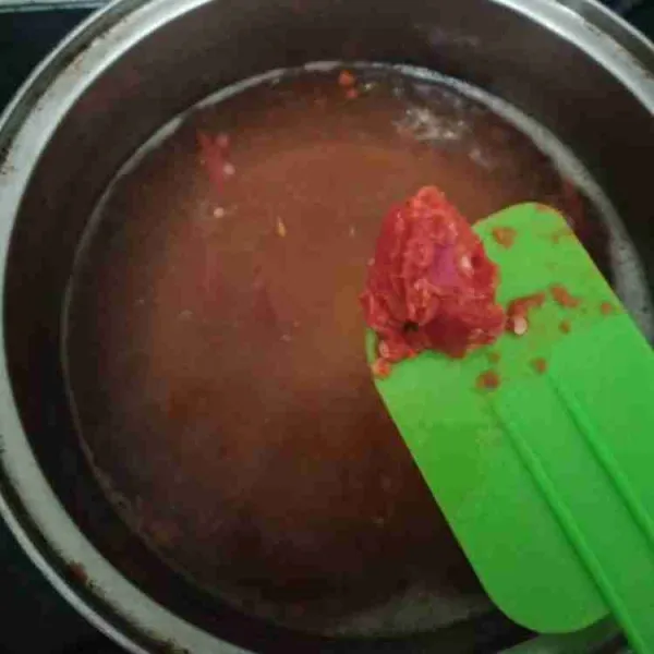 Masukkan cabai keriting yang sudah dihaluskan. Masak hingga bau langu cabai hilang, matikan api.