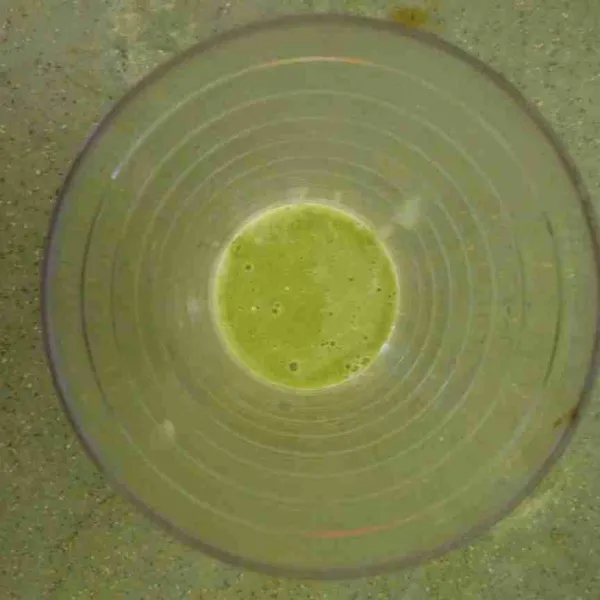 Dalam gelas saji, masukkan larutan green tea.