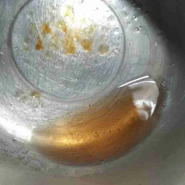 Buat saus karamel dari gula dan air. Masak dalam panci sampai mengental, tiriskan.