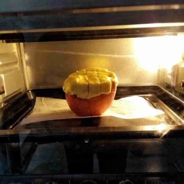 Preheat oven. Panggang dengan suhu 200°C - 10 menit.