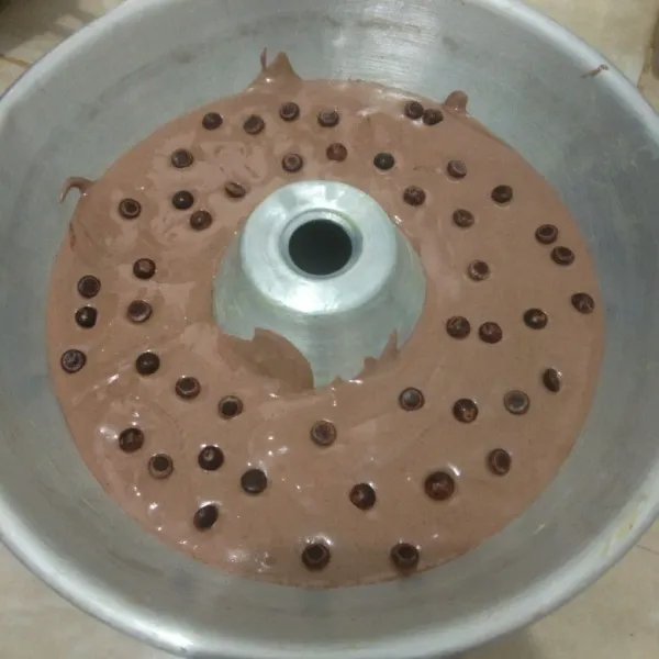 Masukkan dalam loyang yang sudah dioles margarin, taburi chocochips. Hentakkan 3 kali untuk membuang gelembung udara.