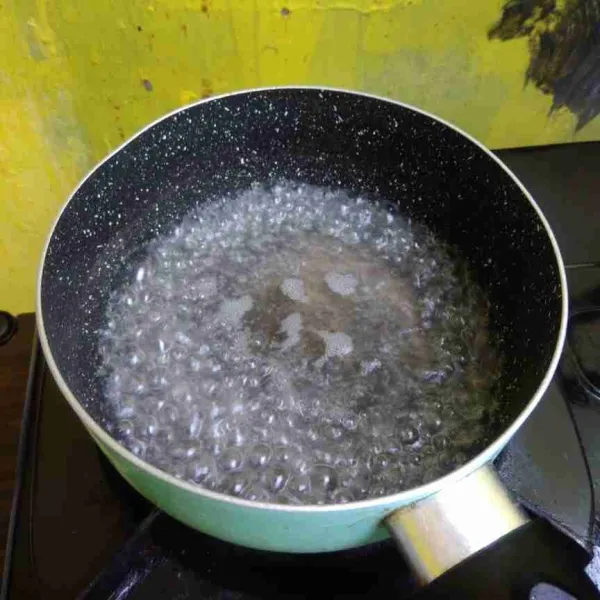 Didihkan air.