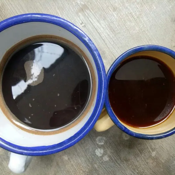 Saring cairan kopi dan cairan gula.