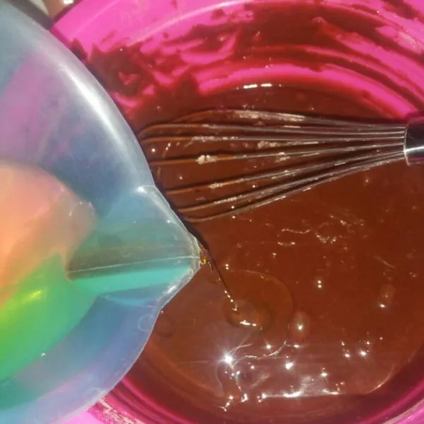 Masukkan minyak sayur, aduk pakai spatula. Pastikan tidak ada minyak yang masih mengendap.