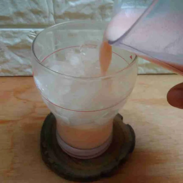 Dalam gelas saji, masukkan es batu, tuang larutan tadi. Pink Lava siap disajikan.