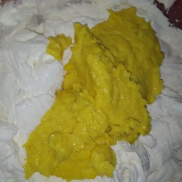 Masukkan bubur jagung, aduk rata.