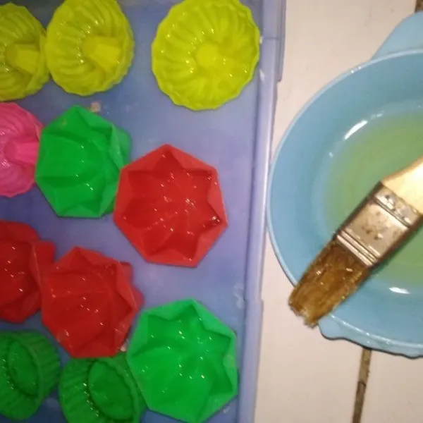 Oles cetakan dengan minyak sayur.