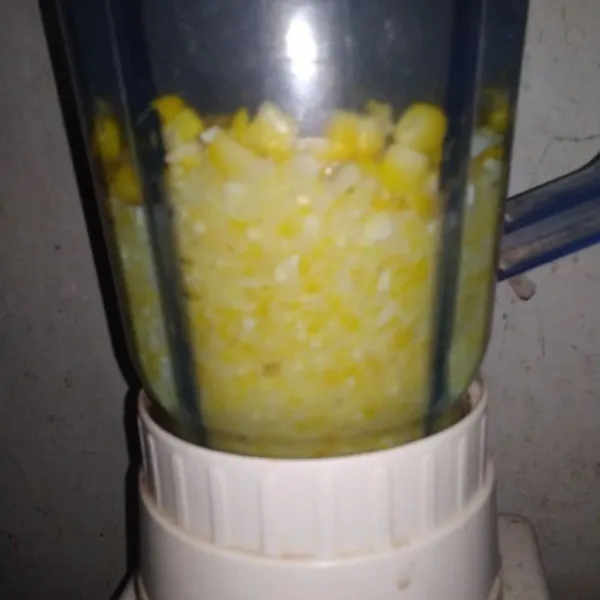 Setelah dingin, blender jagung dengan 100 ml air sampai menjadi bubur lalu sisihkan.