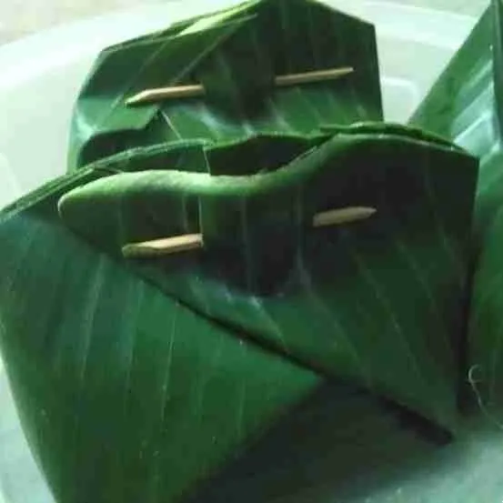 Bungkus adonan dengan daun pisang bentuk tum, kemudian semat dengan tusuk gigi atau lidi.