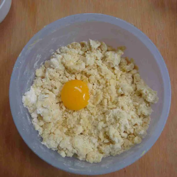 Campur terigu, butter, margarin, dan gula halus dengan spatula, tambahkan kuning telur, aduk rata. Jangan sampai over mix.