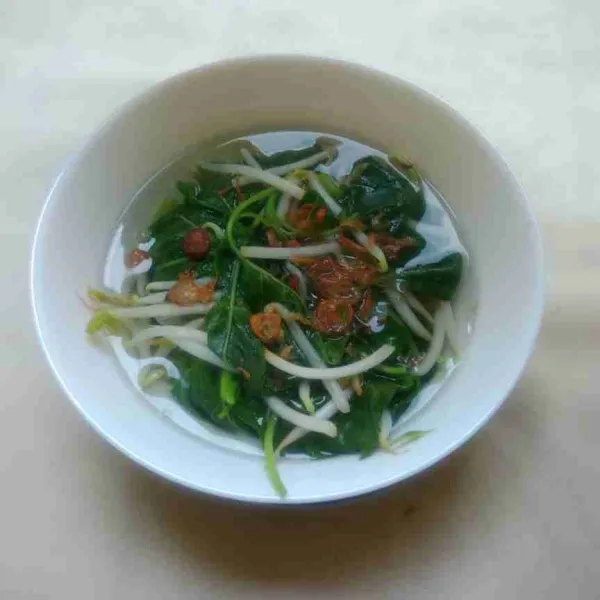 Beri taburan bawang merah goreng. Sayur bening siap disajikan.