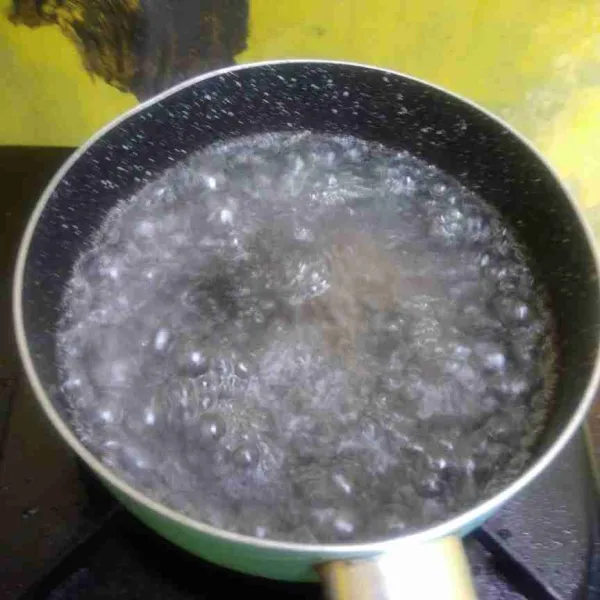 Didihkan air.