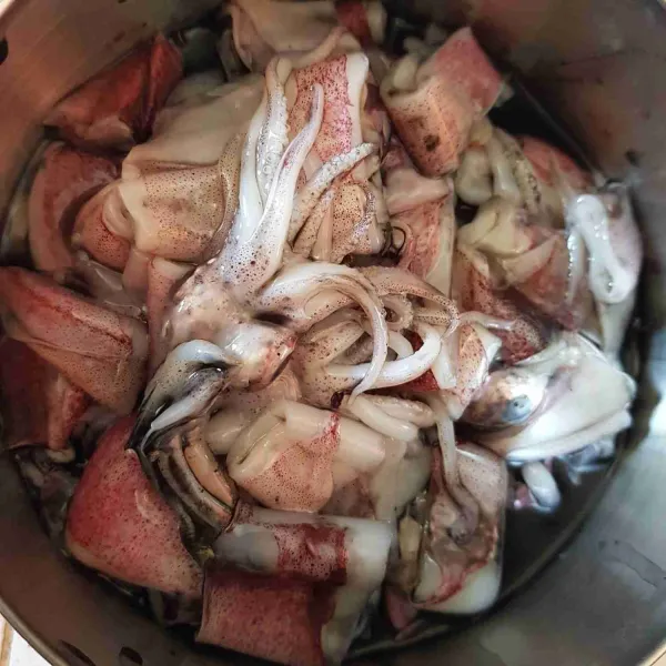 Bersihkan cumi dari tulang plastik dan tulang mulutnya. Cuci dan potong sesuai selera tapi jangan buang tinta hitamnya.