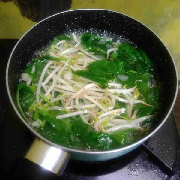 Masukkan sayuran, masak selama 2 menit kemudian angkat.