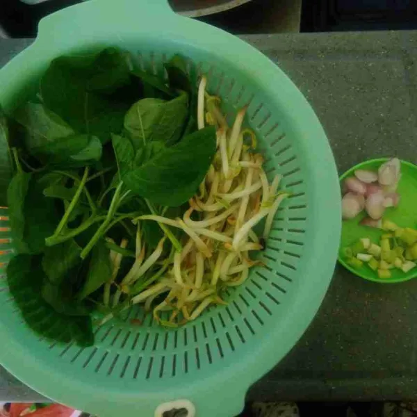 Cuci bersih sayuran, iris bawang merah dan daun bawang.