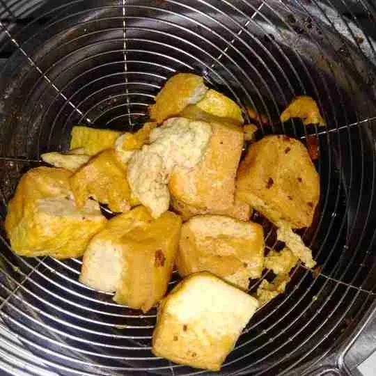 Goreng tahu lalu potong sesuai selera.
