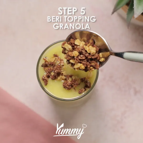 Beri topping granola sesuai selera. Smoothies Buah Tropical siap untuk disajikan.