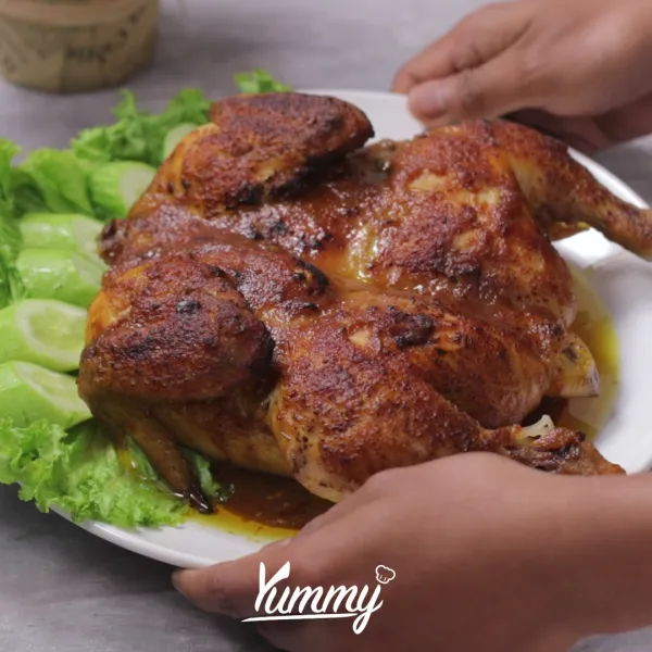 Sajikan ayam bakar dengan aneka sayuran yang telah dipotong dan dicuci bersih.