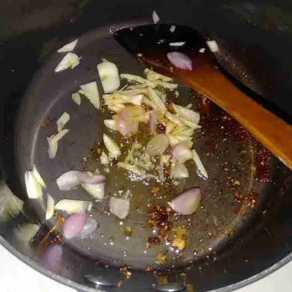 Panaskan wajan lalu tumis bawang hingga harum.