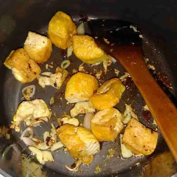 Masukkan tahu dan goreng hingga kekuningan.