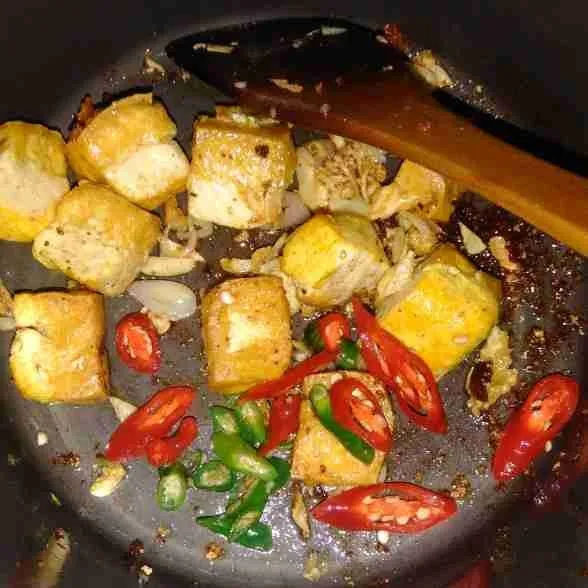 Masukkan juga cabai.