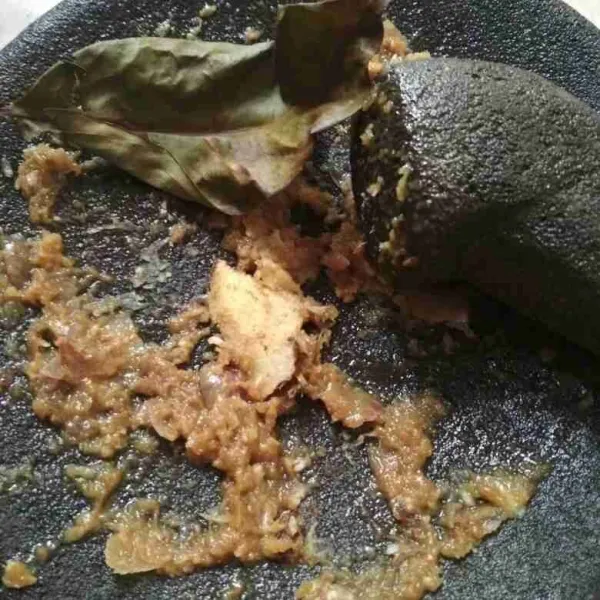 Haluskan bumbu dan tempe busuk.