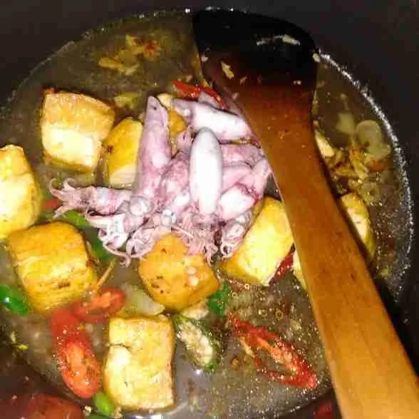 Beri air matang dan cumi sotong.
