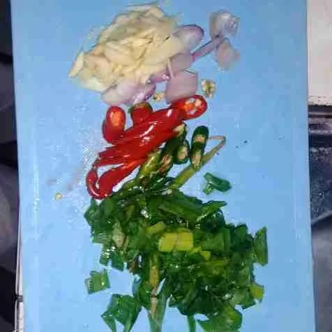 Iris bumbu bawang merah, bawang putih, cabai dan bawang daun.