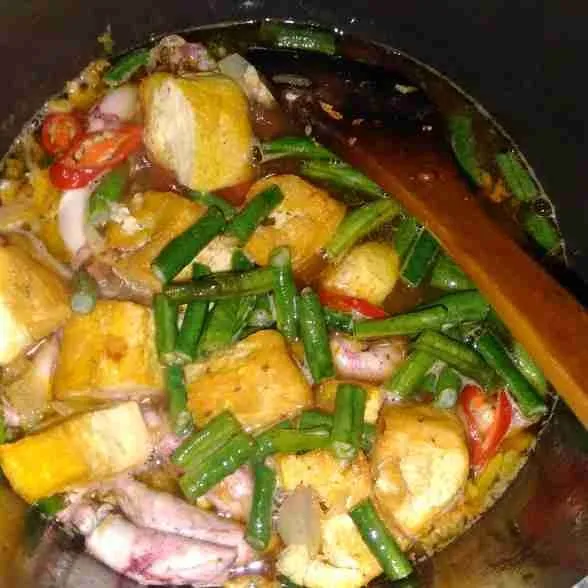 Masukkan potongan kacang panjang.