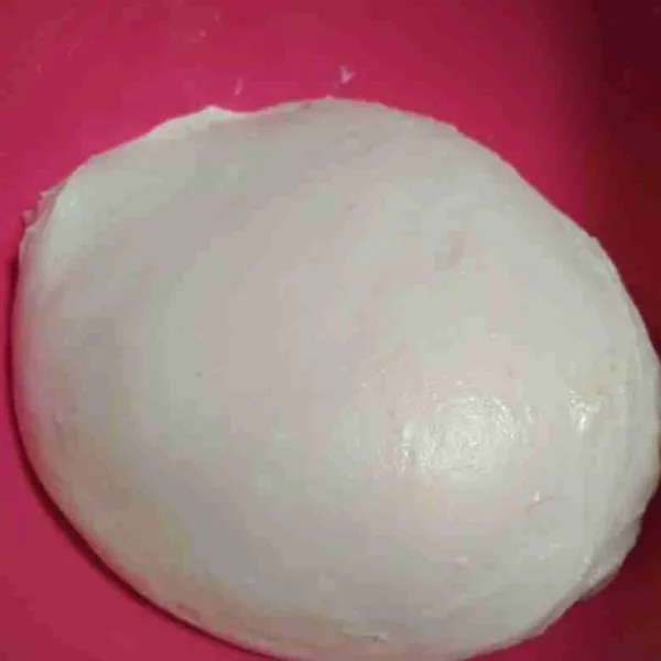 Bulatkan adonan, tutup dengan kain basah atau plastik wrap dan diamkan 45 menit.