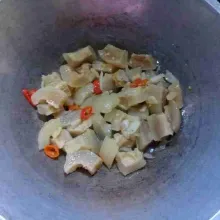 Masukkan cecek ke dalam bumbu iris.