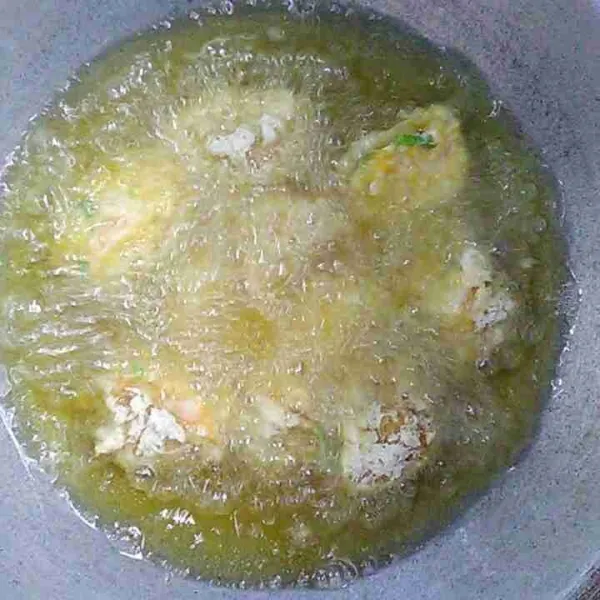 Goreng diminyak panas dengan api sedang sampai matang kemudian angkat, tiriskan, dan sajikan.