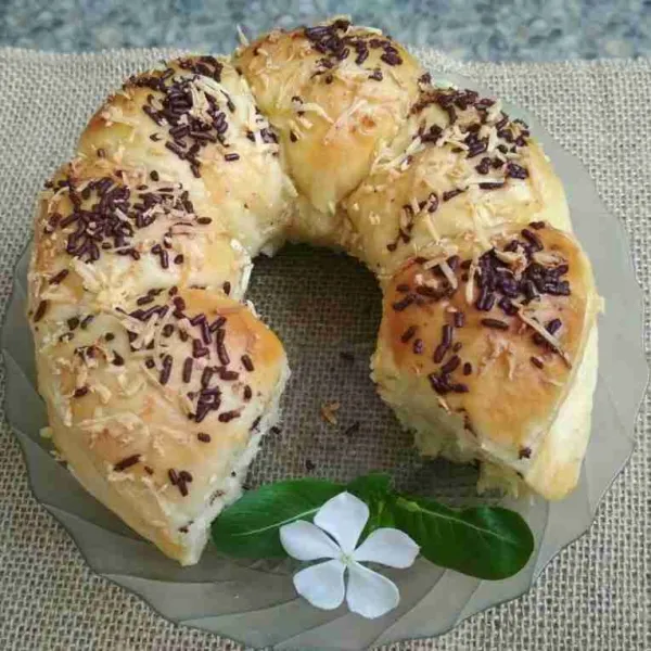 Roti sobek siap dinikmati untuk teman ngeteh atau ngopi, setelah hilang panasnya simpan didalam wadah kedap udara. Sajikan.