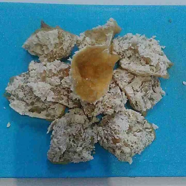 Potong tahu menjadi dua kemudian balik.